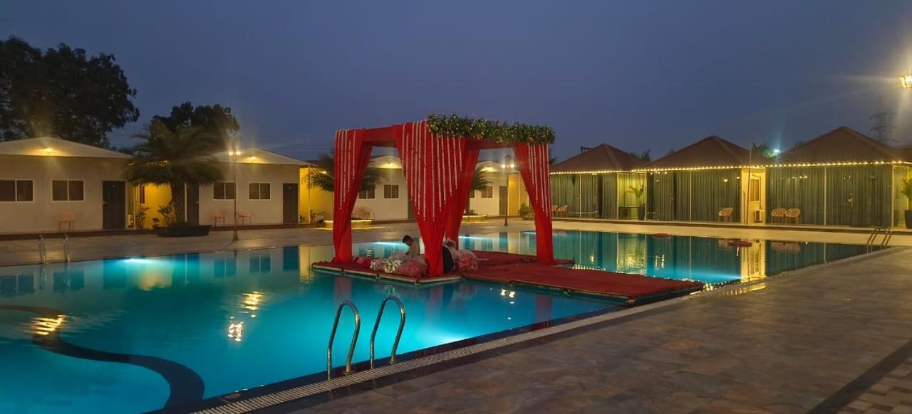 Vss Lawns & Resorts Llp Shahada Esterno foto
