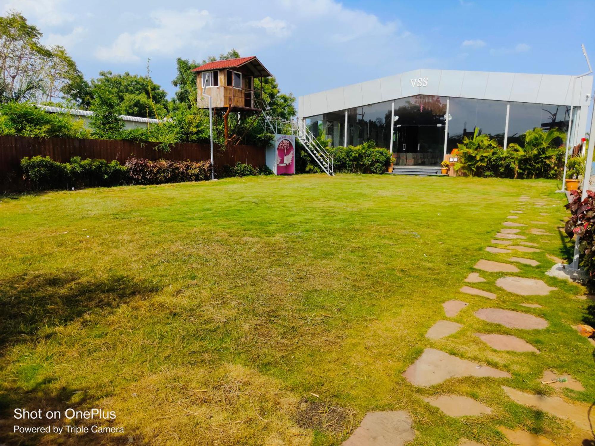 Vss Lawns & Resorts Llp Shahada Esterno foto